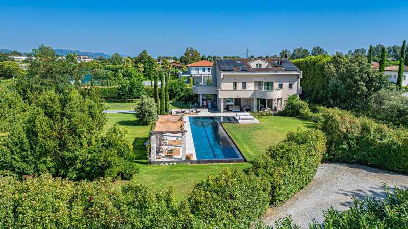 Villa met zwembad in Forte dei Marmi te koop
