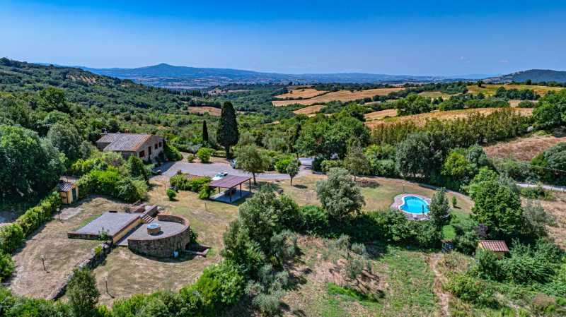 Te koop villa met zwembad en meer in Toscane