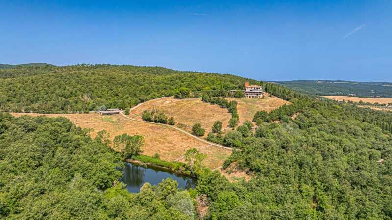 Te koop kasteel met paardencomplex en landgoed in Toscane