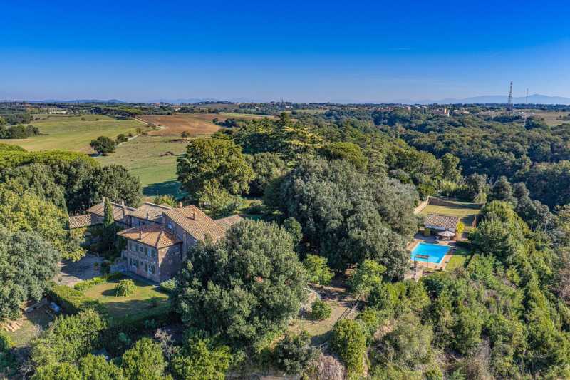 Te koop historisch landgoed met tennisbaan en zwembad nabij Rome
