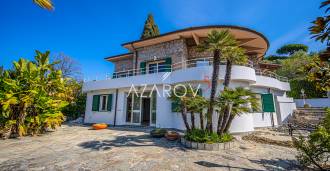 Villa in Bordighera met panoramisch uitzicht op zee en Monaco.