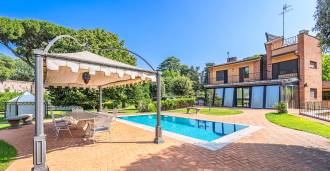 Villa met zwembad in een elegante wijk van Rome.