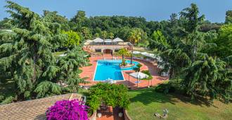 Luxe villa met zwembad en park in Latina.