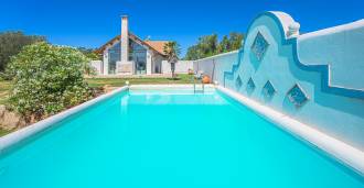 Villa met zwembad in moderne stijl op de grens van Lazio en Toscane.