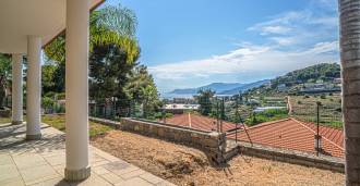 Moderna villa con vista mare a Bordighera.