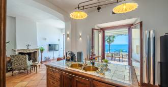 Historische exclusieve villa aan zee in Santa Marinella, Rome.