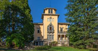 De villa van Carolina is luxueus en ligt vlakbij Zwitserland.