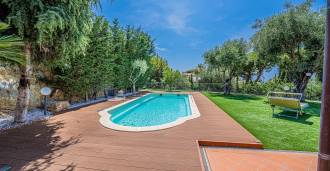 Huur een villa met uitzicht op zee in Bordighera.