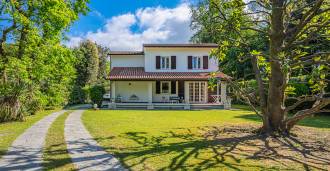 Te koop villa aan zee in Massa