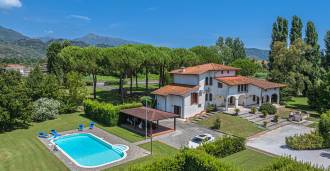 Villa met zwembad in Pietrasanta te koop
