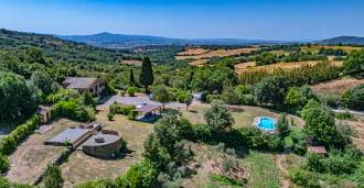 Te koop villa met zwembad en meer in Toscane