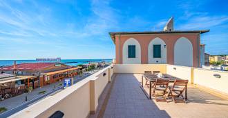 Historische villa te koop aan de eerste lijn van de zee in Marina di Pisa