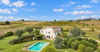 Te koop: villa met zwembad en panoramisch uitzicht op de grens van Lazio en Toscane.
